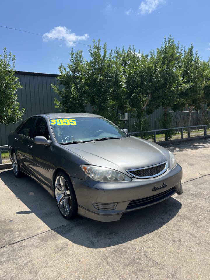 Used 2005 Toyota Camry LE FWD image 2