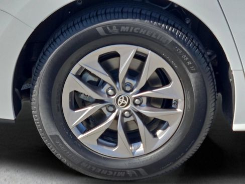 Used 2023 Toyota Sienna XLE FWD image 8