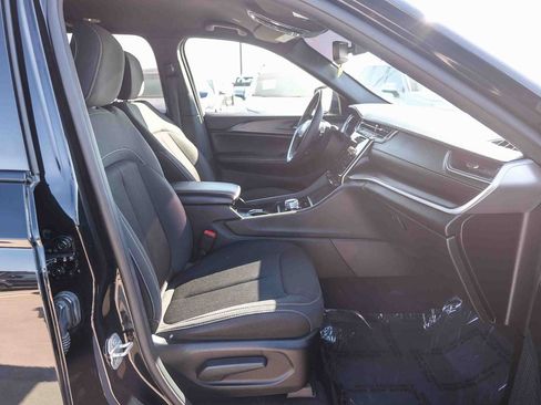 Used 2024 Jeep Grand Cherokee Laredo RWD image 18
