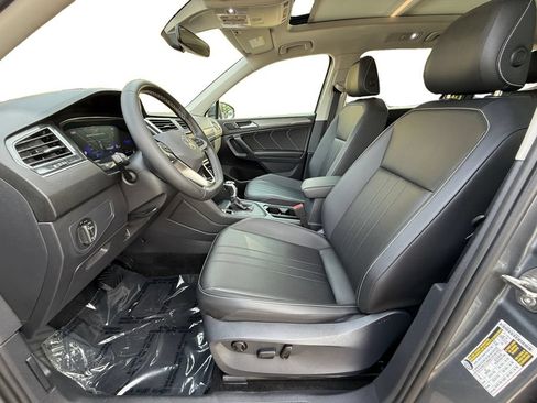 Used 2023 Volkswagen Tiguan SE w/ Panoramic Sunroof Package FWD image 9