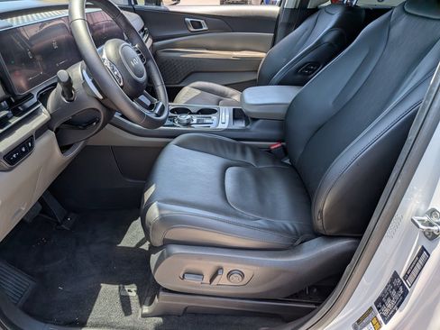 Used 2025 Kia Carnival EX FWD image 11