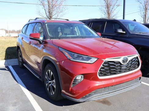 Used 2021 Toyota Highlander XLE image 3