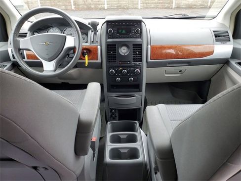 Used 2008 Chrysler Town & Country Touring image 17