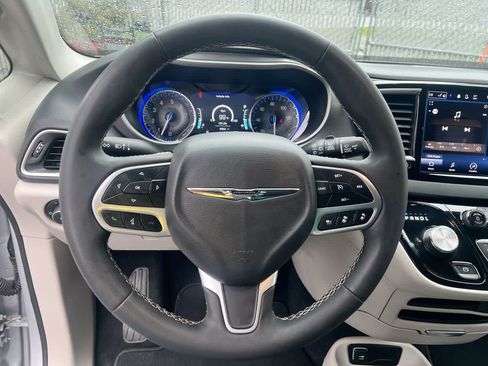 Used 2024 Chrysler Pacifica Touring-L FWD image 14