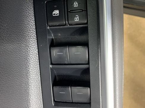 Used 2023 Toyota Highlander XLE AWD/4WD image 19