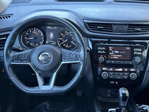 Used 2017 Nissan Rogue SV AWD/4WD image 13