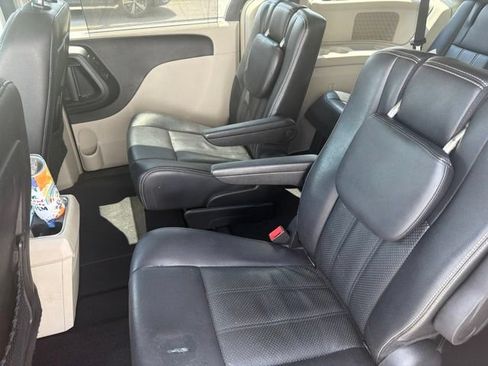 Used 2014 Chrysler Town & Country Touring-L w/ Driver Convenience Group FWD image 15