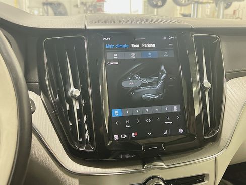 Used 2023 Volvo XC60 B6 Ultimate w/ Protection Package Premier image 21