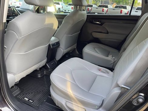 Used 2021 Toyota Highlander XLE AWD/4WD image 6