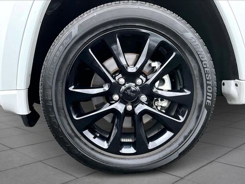 Used 2022 Jeep Grand Cherokee Laredo X image 9