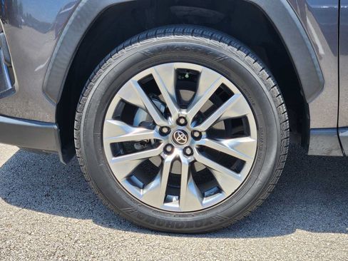Used 2022 Toyota RAV4 XLE Premium FWD image 9