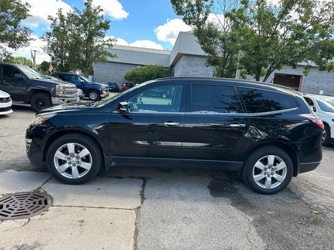 Used 2017 Chevrolet Traverse LT w/ Style and Technology Package FWD image 2