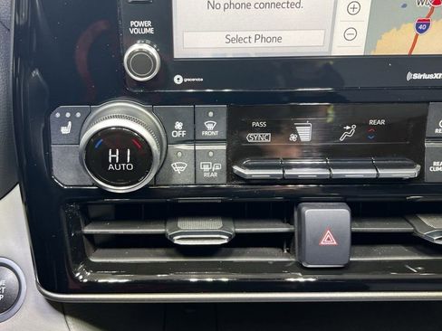 Certified 2021 Toyota Highlander XLE image 31