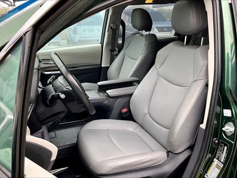 Used 2023 Toyota Sienna XLE image 8
