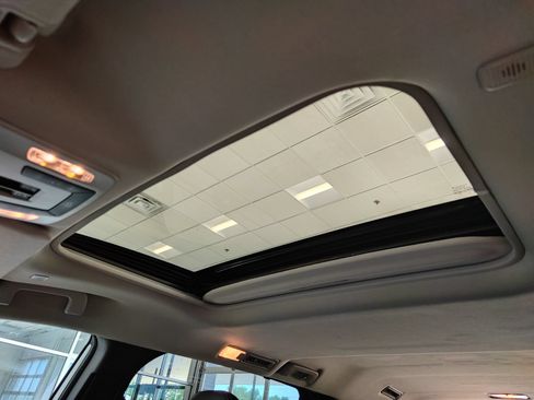 Used 2025 Toyota Sienna XLE FWD image 9