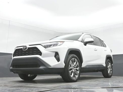 Used 2020 Toyota RAV4 XLE Premium image 44