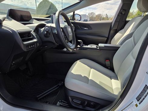 Used 2024 Toyota Prius XLE image 4