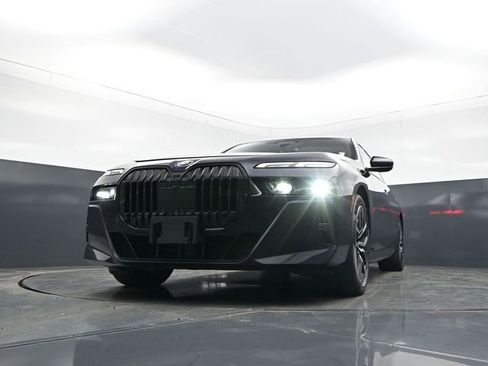 Used 2023 BMW 760i xDrive AWD/4WD image 32