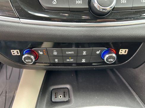 Used 2019 Buick Enclave Essence FWD image 22