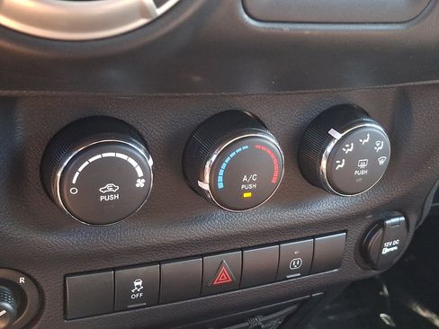 Used 2017 Jeep Wrangler Unlimited Sahara w/ Connectivity Group AWD/4WD image 15