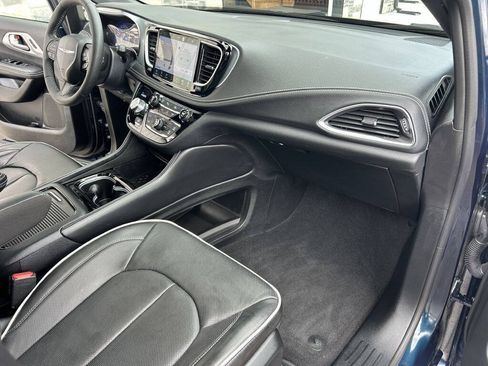 Used 2025 Chrysler Pacifica Limited FWD image 31