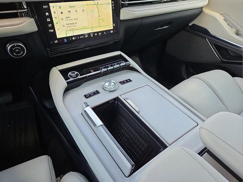 Certified 2025 Lincoln Navigator L Reserve AWD/4WD image 25