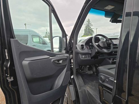 Used 2025 Mercedes-Benz Sprinter 2500 image 20