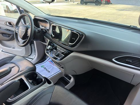 Used 2024 Chrysler Pacifica Touring-L FWD image 15