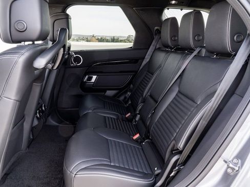 Used 2025 Land Rover Discovery S image 27