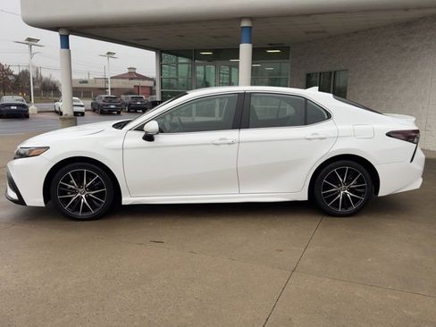 Used 2024 Toyota Camry SE image 6