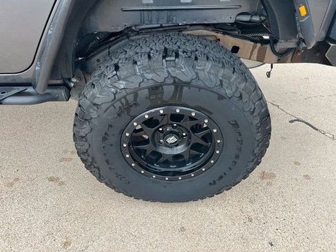 Used 2017 Jeep Wrangler Unlimited Rubicon AWD/4WD image 5