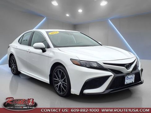 Used 2023 Toyota Camry SE image 1