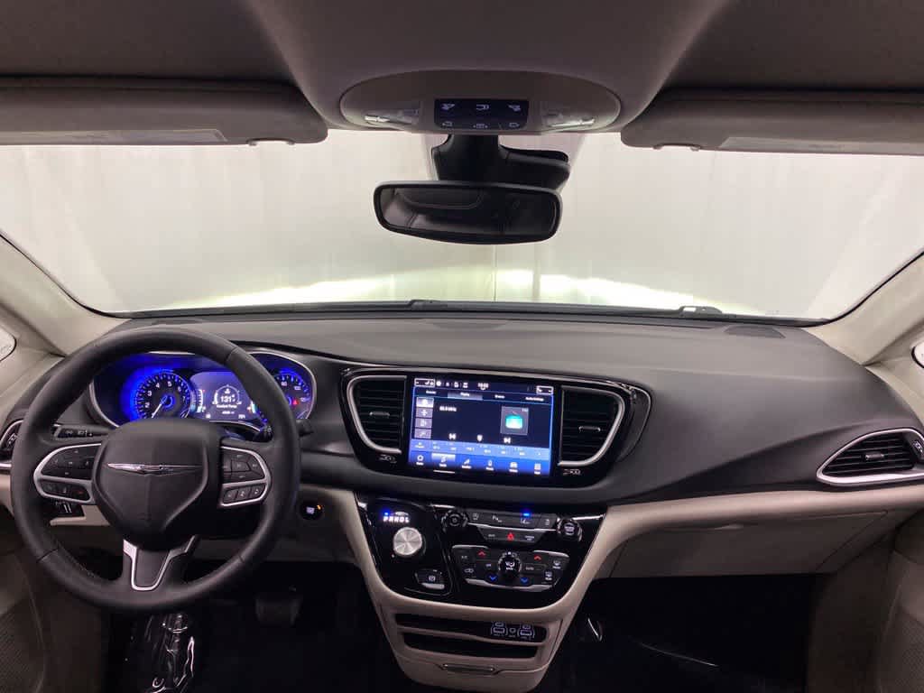 Used 2024 Chrysler Pacifica Touring-L FWD image 13