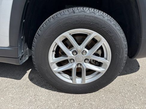 Used 2023 Jeep Grand Cherokee L Laredo RWD image 40