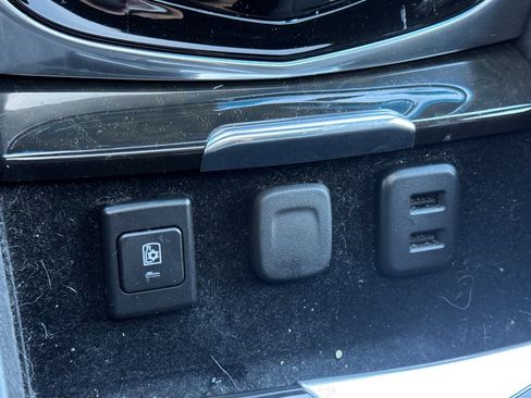 Used 2019 Cadillac Escalade ESV Platinum image 33