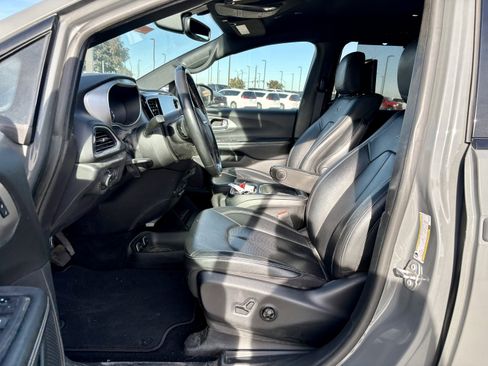 Used 2020 Chrysler Pacifica Touring-L image 14