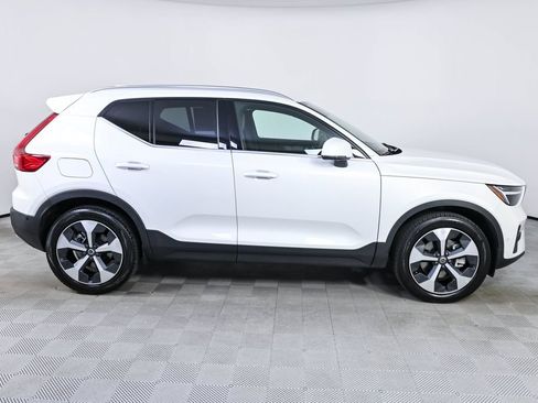 Certified 2025 Volvo XC40 B5 Plus AWD/4WD image 27