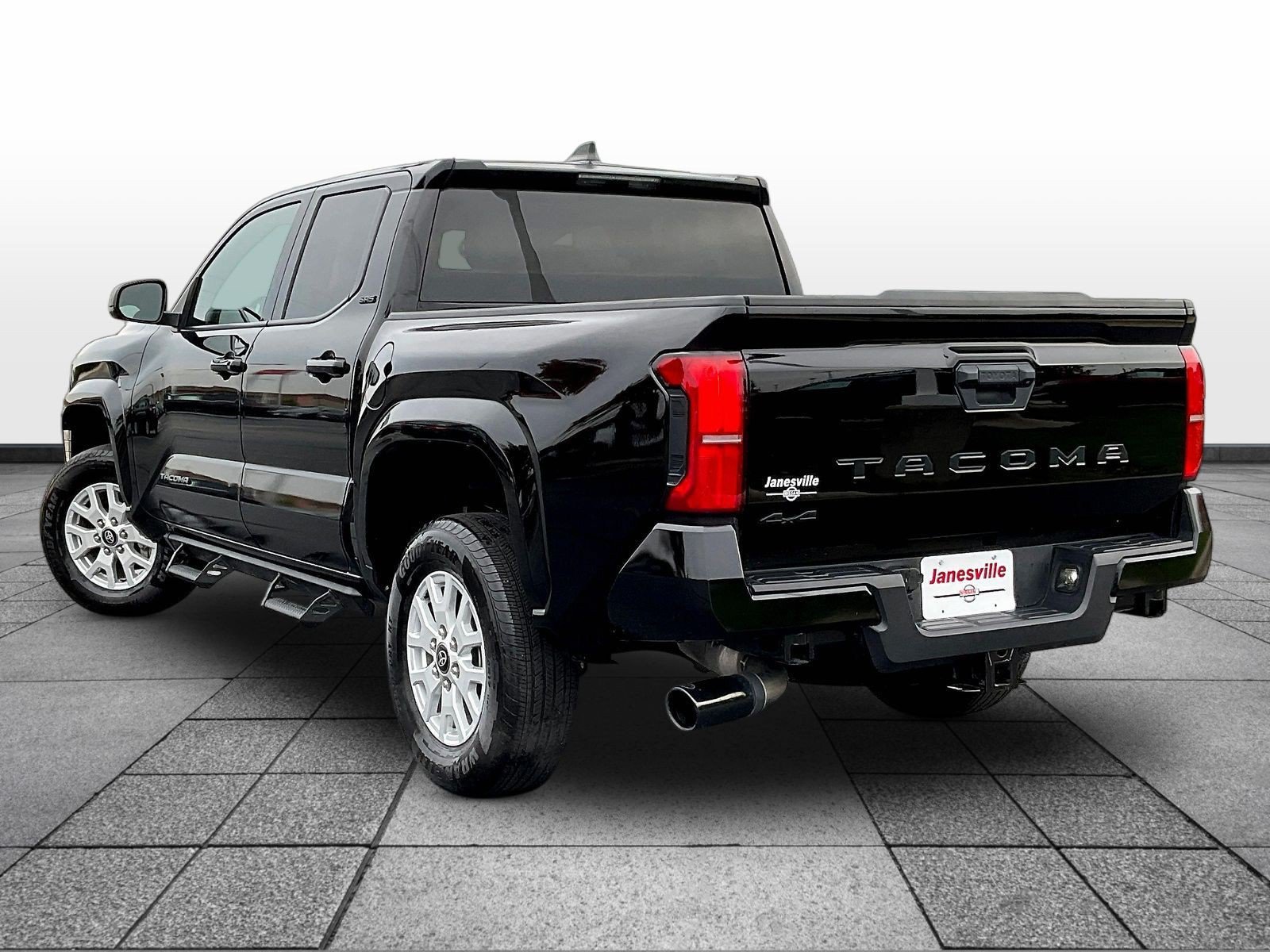 Used 2025 Toyota Tacoma SR5 AWD/4WD image 5