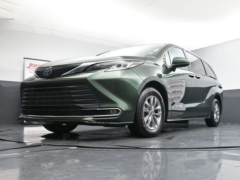 Used 2023 Toyota Sienna XLE image 37