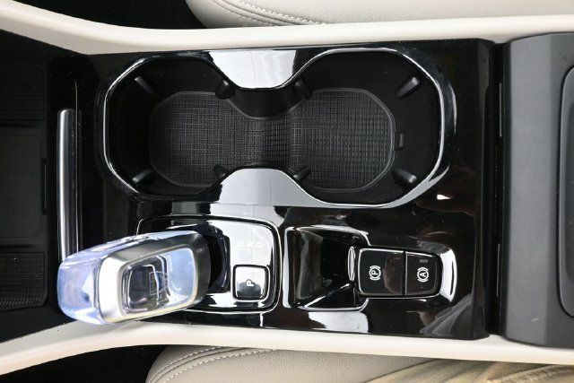 Used 2024 Volvo XC40 B5 Ultimate AWD/4WD image 11