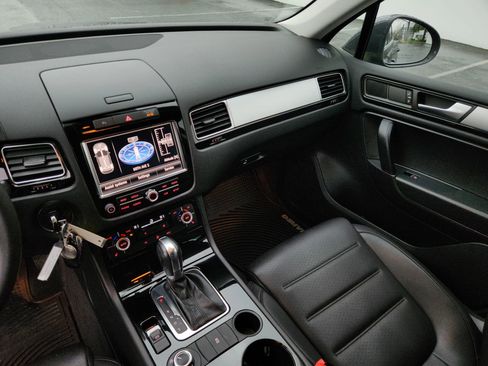 Used 2012 Volkswagen Touareg Sport image 12