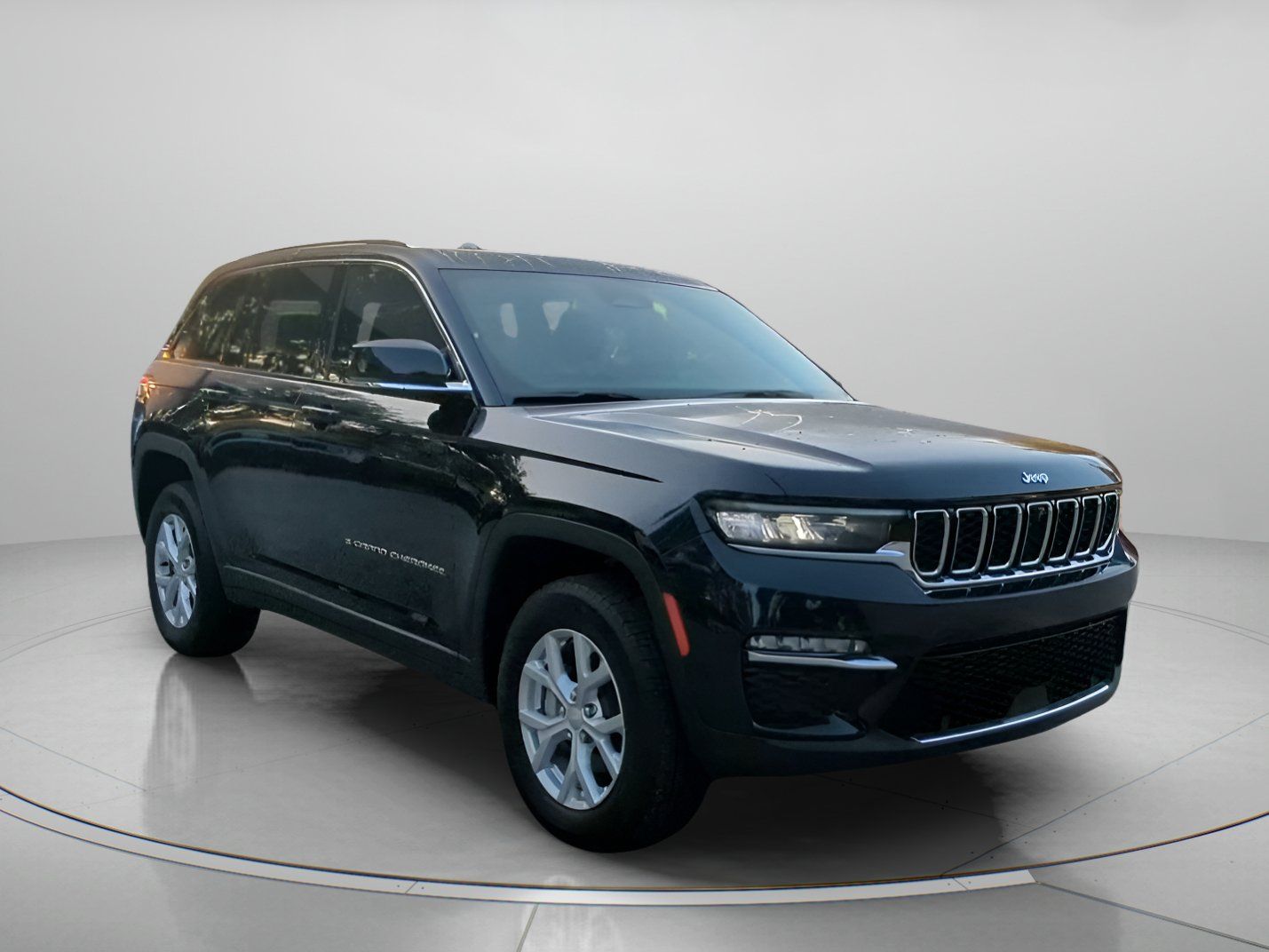 Used 2023 Jeep Grand Cherokee Limited w/ Luxury Tech Group II AWD/4WD image 2