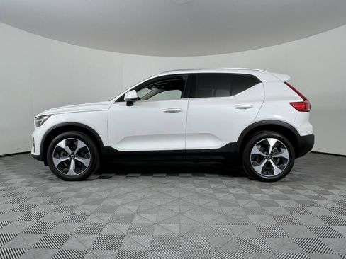 Used 2024 Volvo XC40 B5 Plus image 10