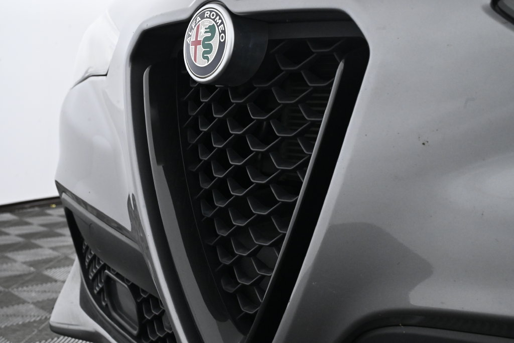 Used 2019 Alfa Romeo Stelvio Ti w/ Nero Edizione AWD/4WD image 15