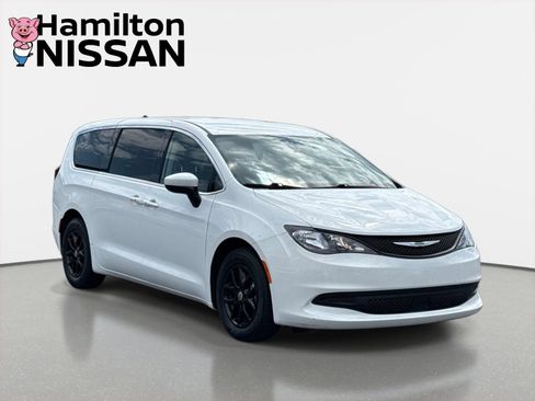 Used 2022 Chrysler Voyager LX FWD image 1