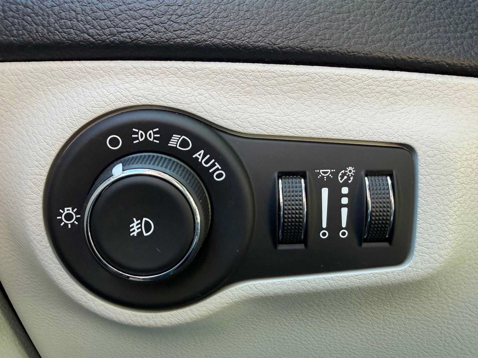 Used 2018 Jeep Compass Latitude w/ Popular Equipment Group FWD image 15