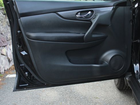 Used 2017 Nissan Rogue SV AWD/4WD image 12