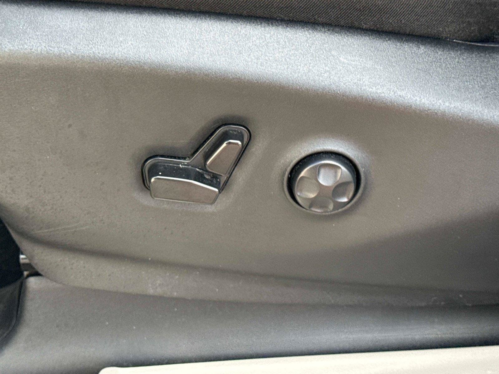 Used 2023 Chrysler Pacifica Touring-L FWD image 20
