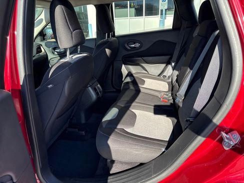 Used 2016 Jeep Cherokee Sport image 15