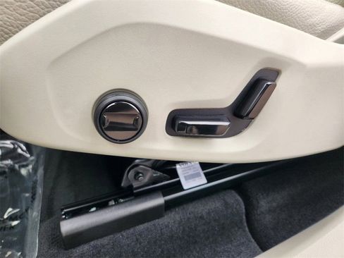 New 2025 Volvo XC60 B5 Core w/ Climate Package image 8